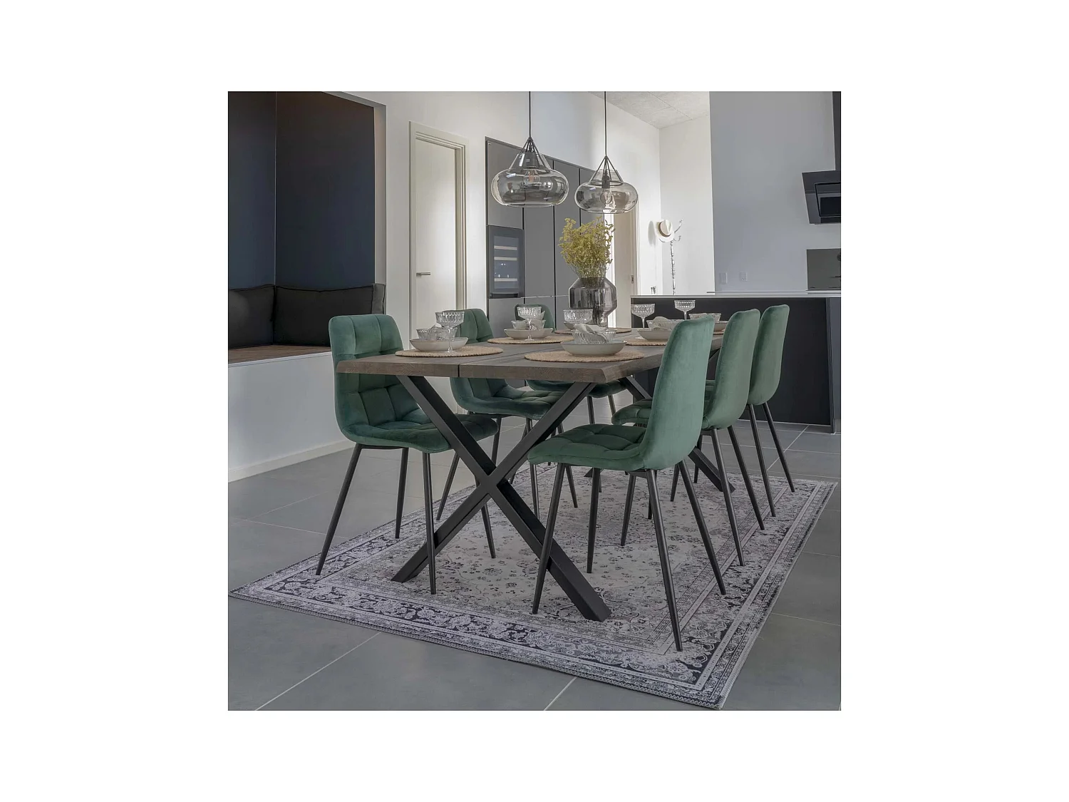 2 chaises de salle à manger en velours vert foncé avec pieds noirs