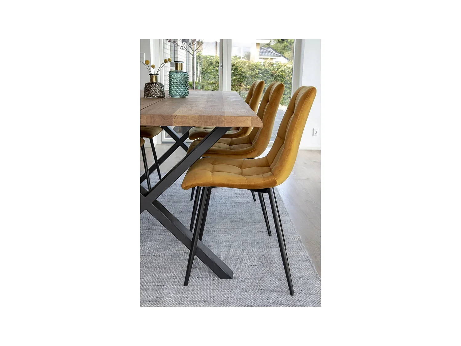 2 chaises de salle à manger en velours jaune moutarde avec pieds noirs