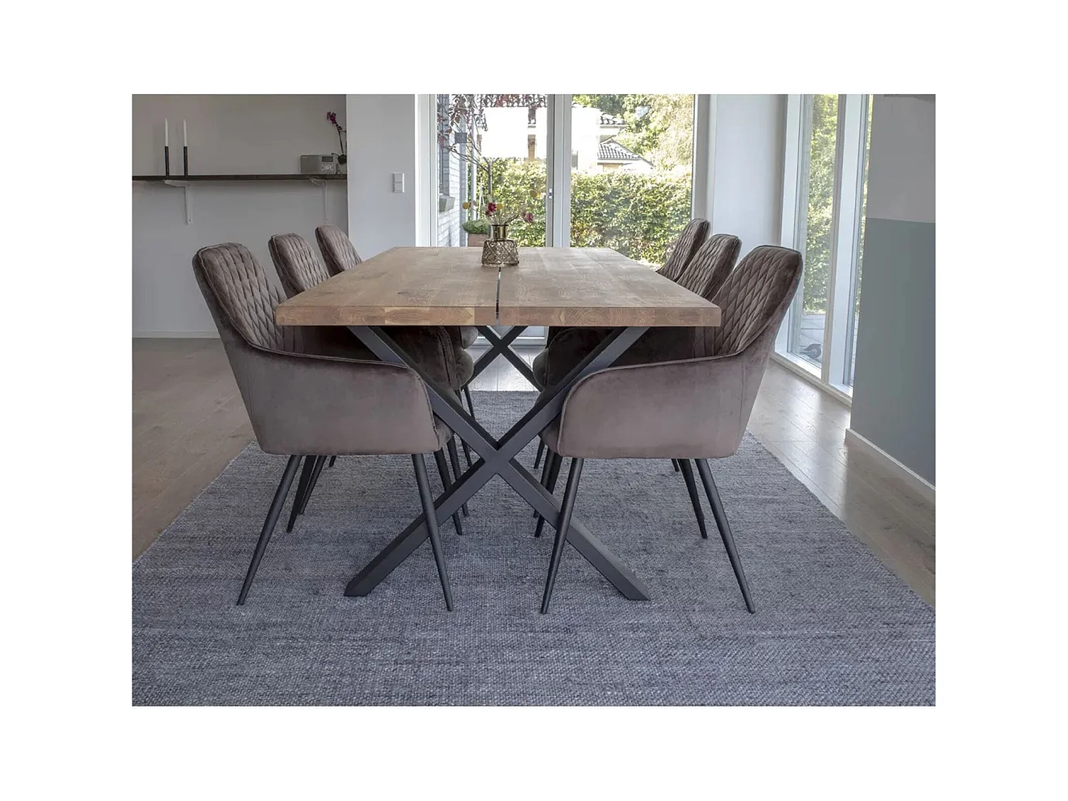 2 chaises de salle à manger à accoudoirs en velours gris avec pieds noirs