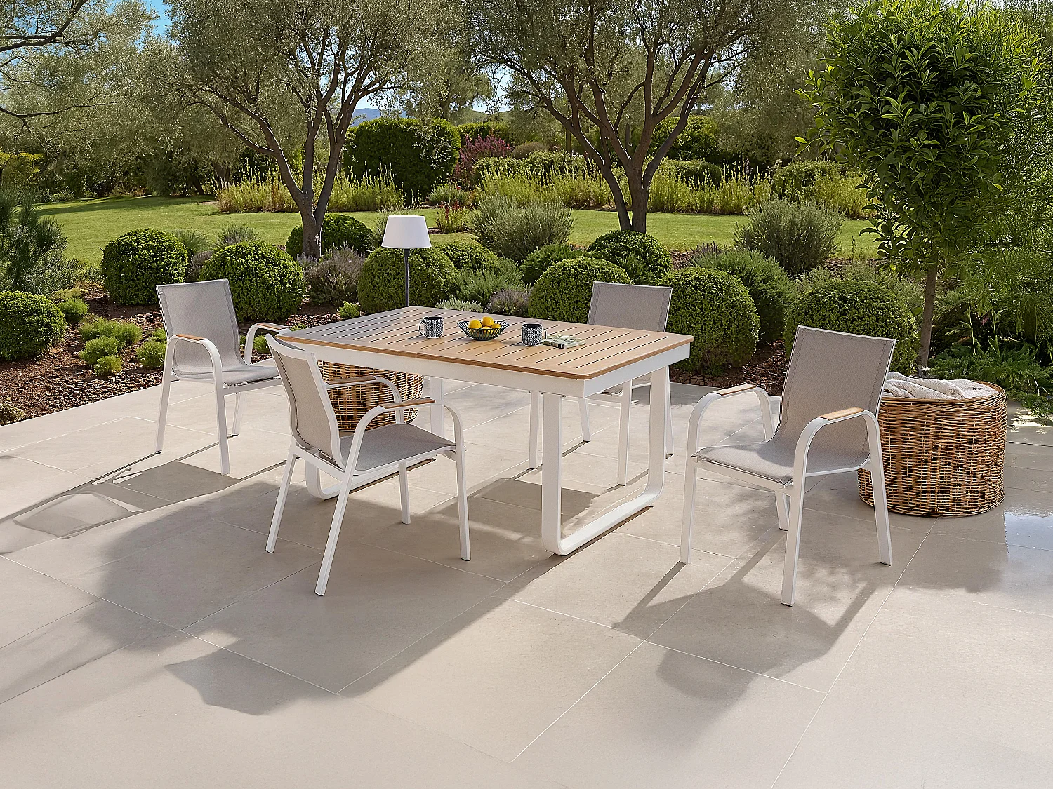 Aluminium tuineethoek: uitschuifbare aluminium tafel L.155/246 cm en 4 fauteuils - Licht naturel en wit - SERUNO van MYLIA