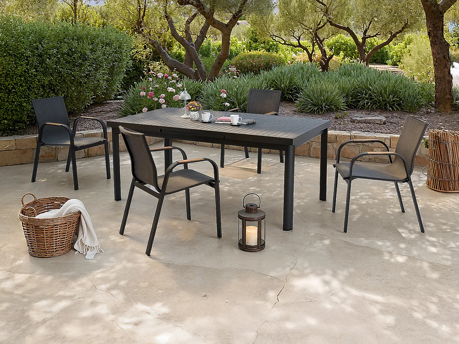 Salle à manger de jardin en aluminium : une table extensible L.180/240 cm et 4 fauteuils - Anthracite - ZEYVA de MYLIA