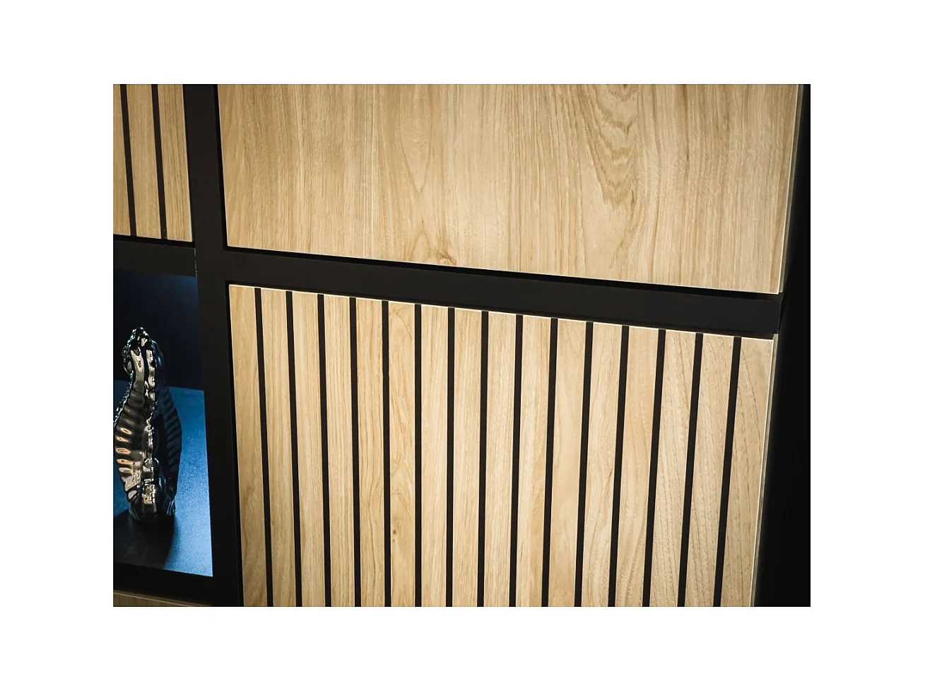 Vitrine CRISS – Bois et métal – Chêne clair et noir – Avec LED