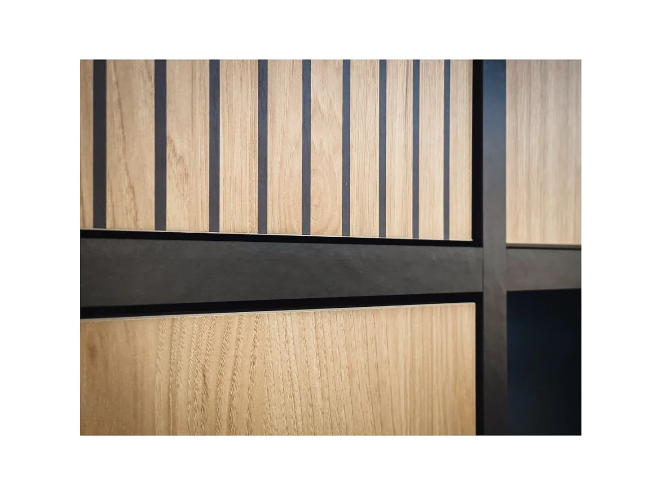 Vitrine CRISS – Bois et métal – Chêne clair et noir – Avec LED