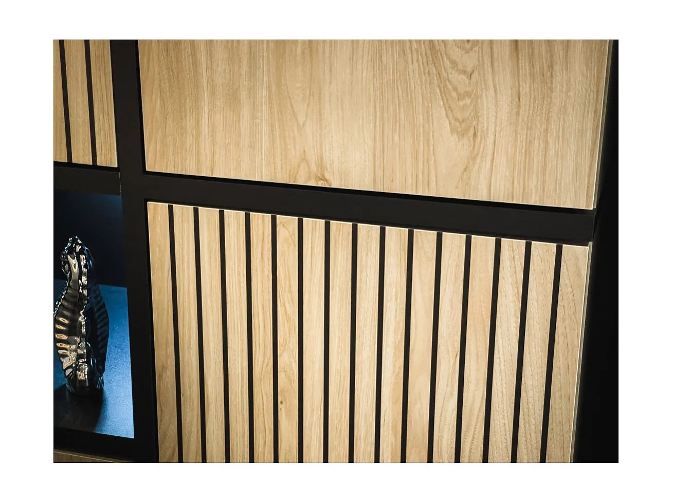 Vitrine CRISS – Bois et métal – Chêne clair et noir – Avec LED