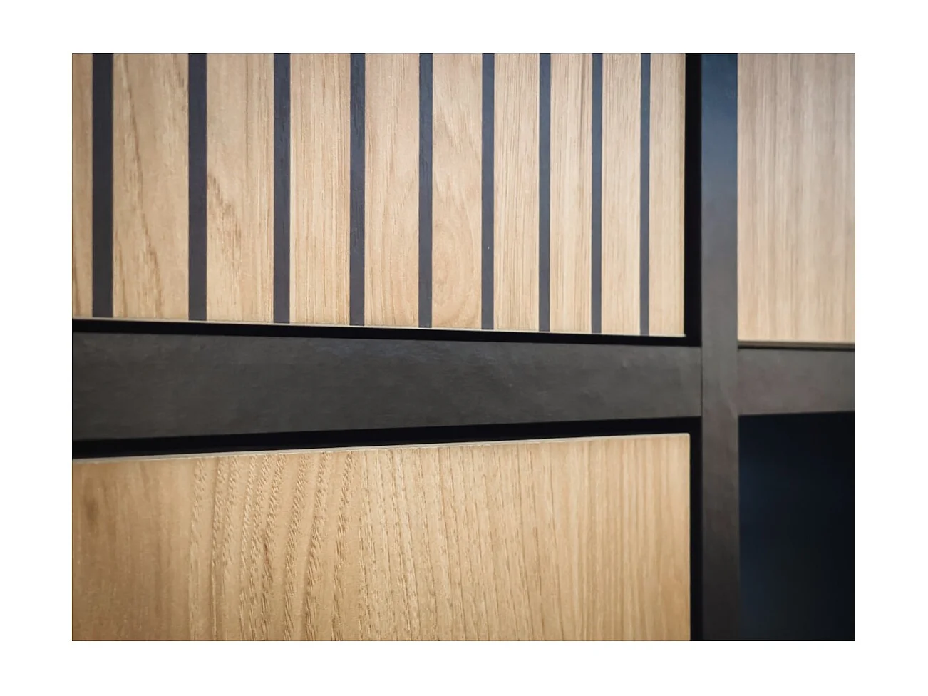 Vitrine CRISS – Bois et métal – Chêne clair et noir – Avec LED