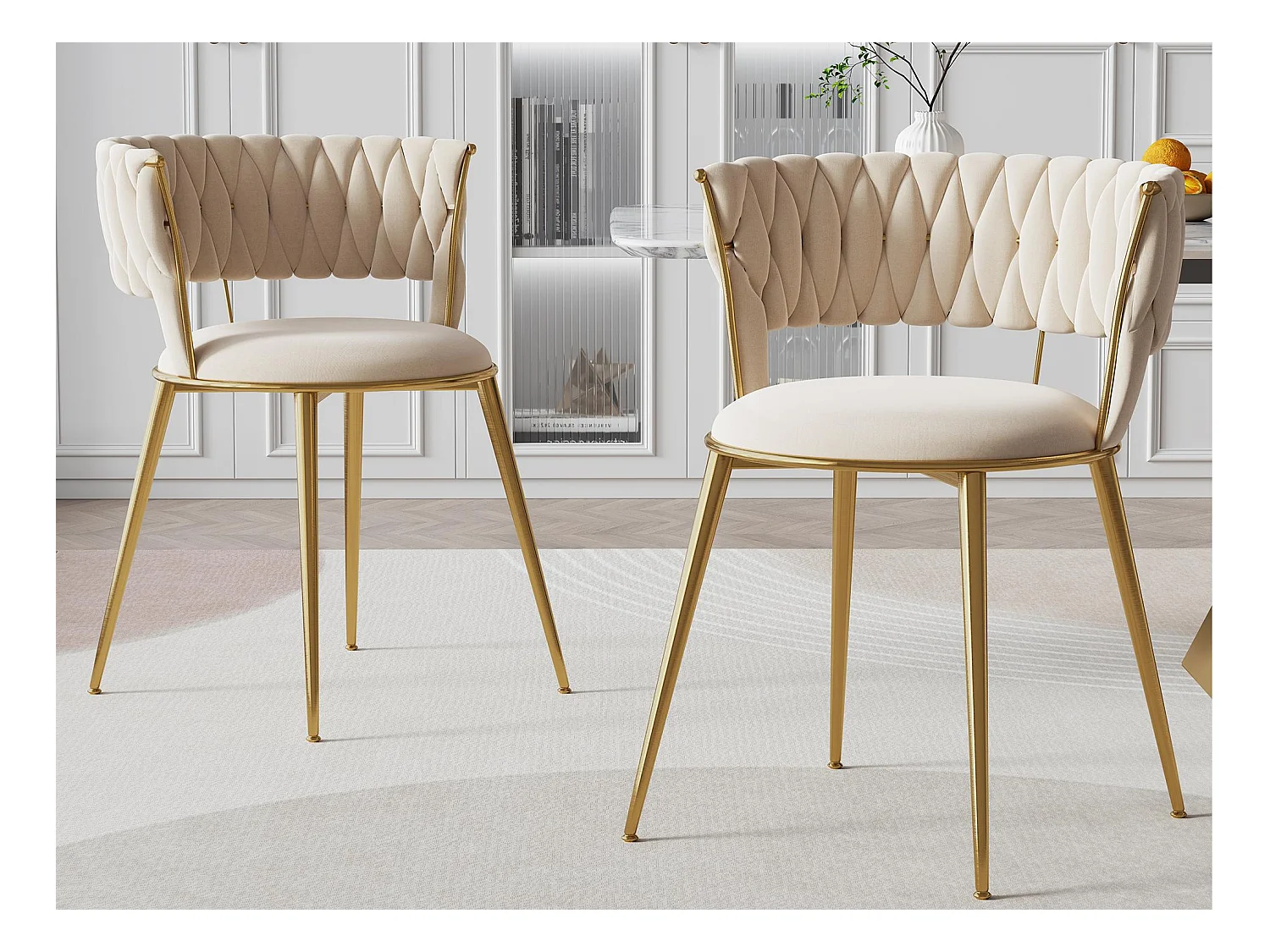 Lot de 2 chaises en velours ivoire - dossier ajouré tressé et pieds dorés - Idéales pour intérieur chic et contemporain