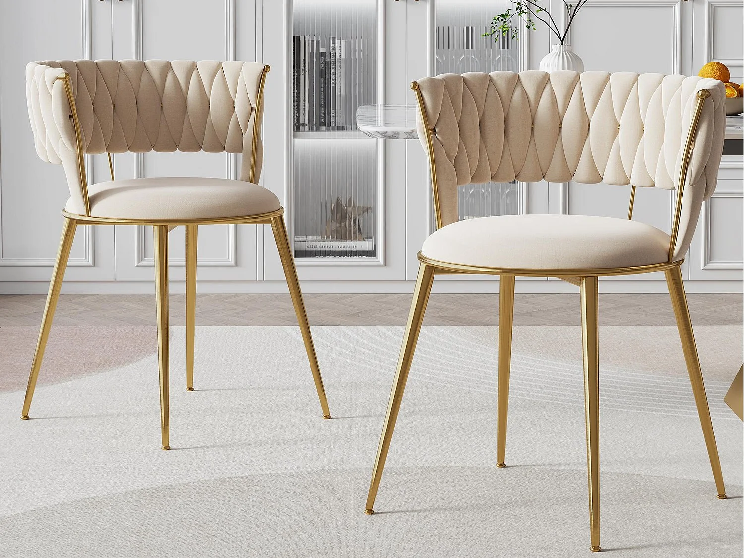 Lot de 2 chaises en velours ivoire - dossier ajouré tressé et pieds dorés - Idéales pour intérieur chic et contemporain