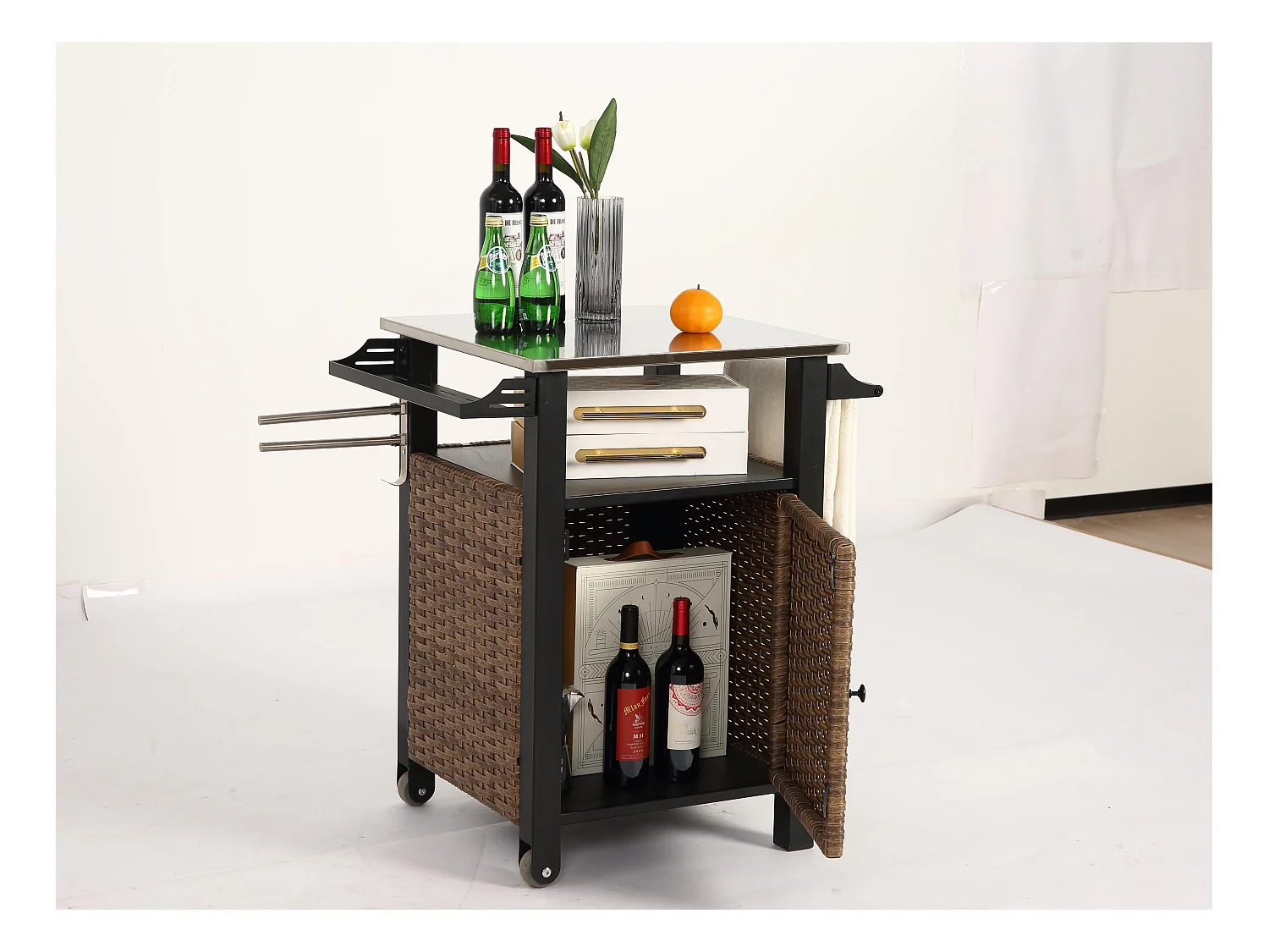 Îlot central en rotin marron - 1 porte - Style bohème naturel avec 2 étagères - Meuble mobile avec roulettes - Parfait pour terrasse ou jardin extérieur