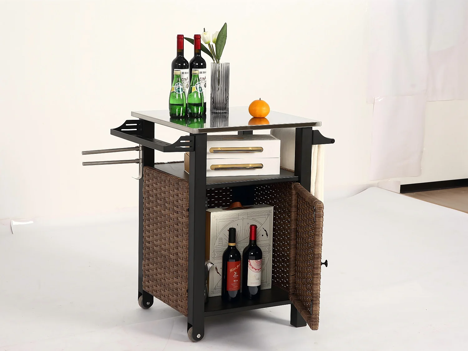 Îlot central en rotin marron - 1 porte - Style bohème naturel avec 2 étagères - Meuble mobile avec roulettes - Parfait pour terrasse ou jardin extérieur