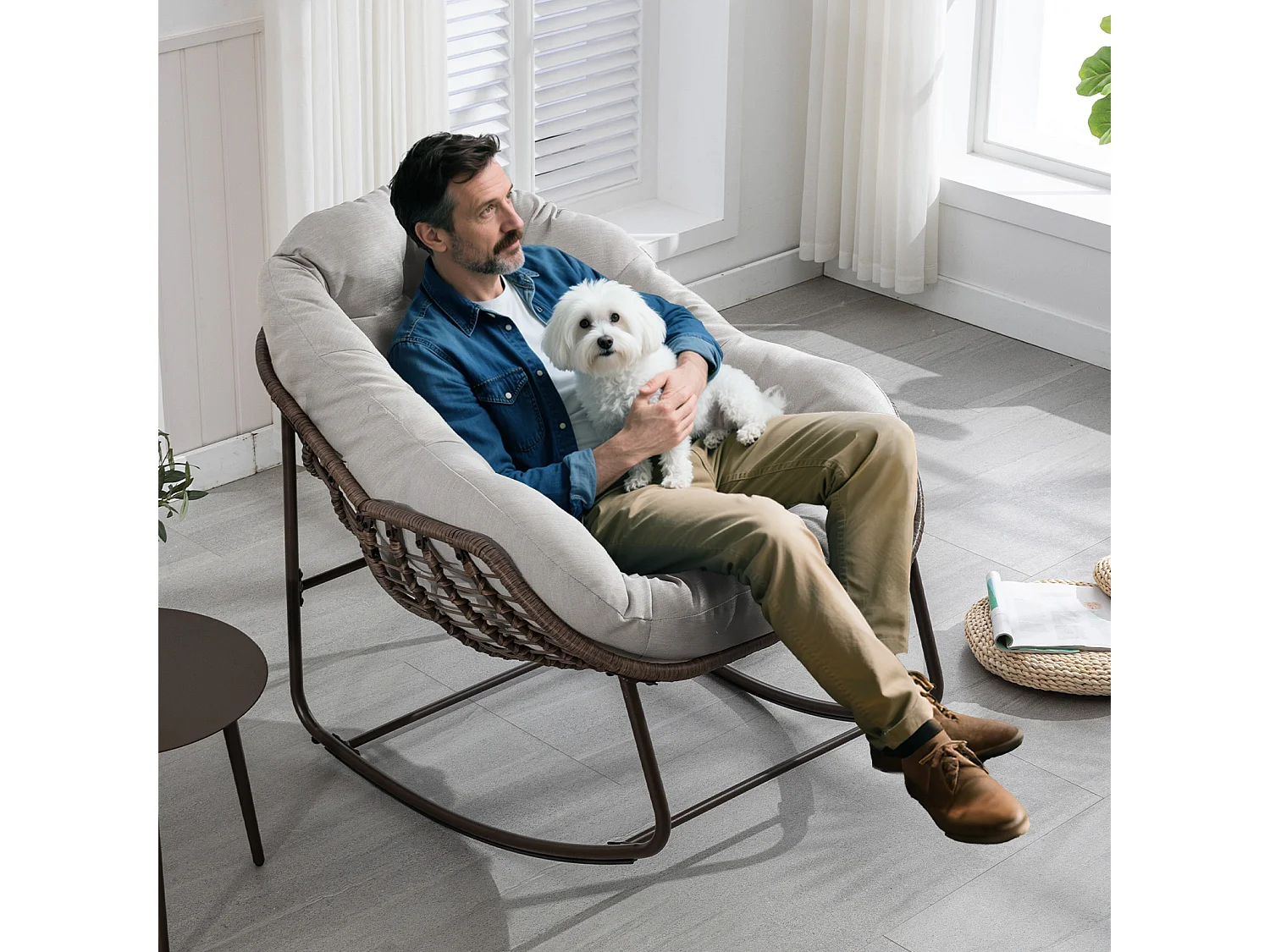 Lot de 2 Fauteuils à Bascule en Rotin Naturel – Forme Œuf et Coussins Gris Clair – Confortable pour Salon, Véranda ou Chambre