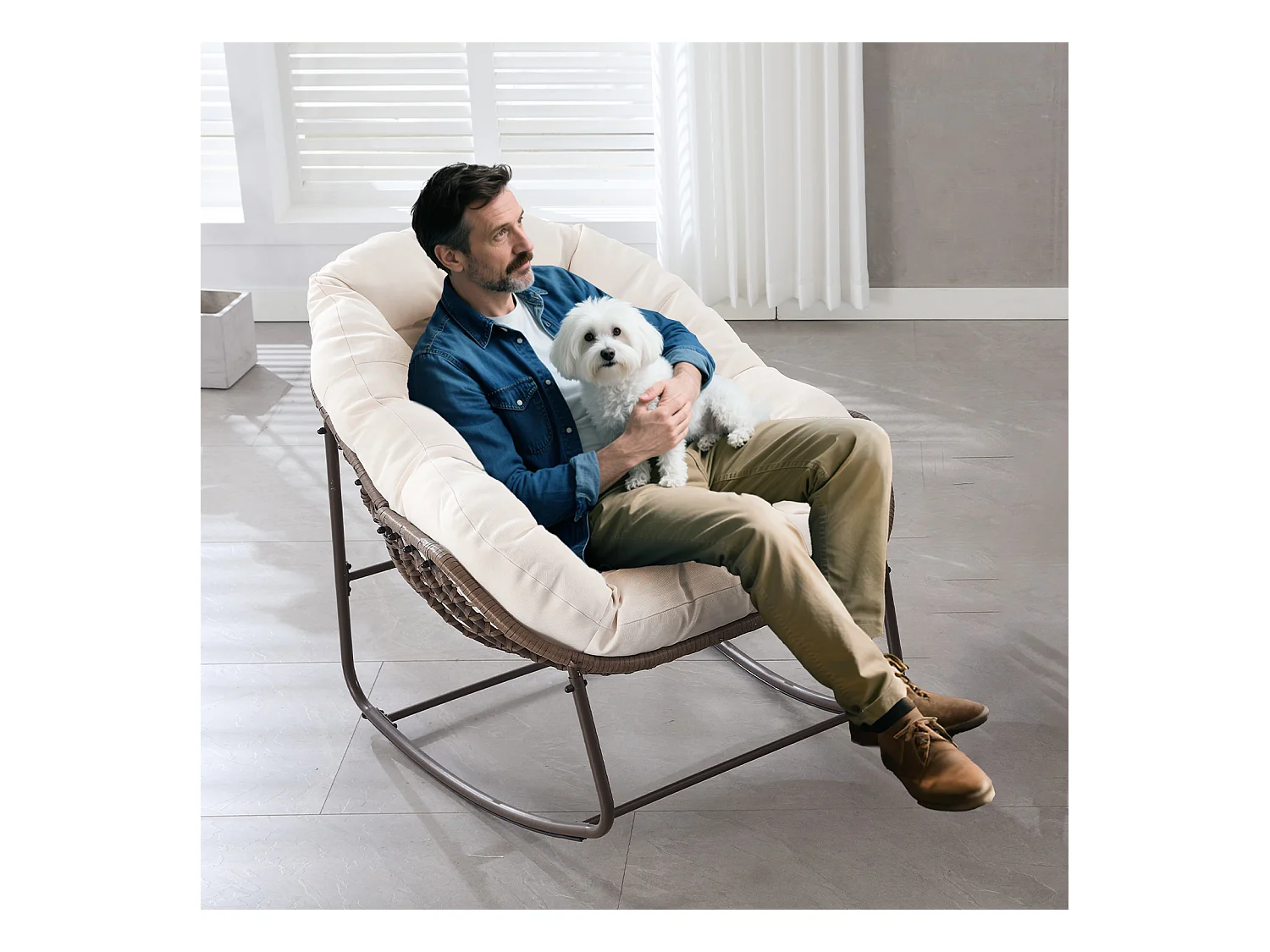 Lot de 2 Fauteuils à Bascule en Rotin Naturel – Forme Œuf et Coussins Blanc Crème – Confortable pour Salon, Véranda ou Chambre