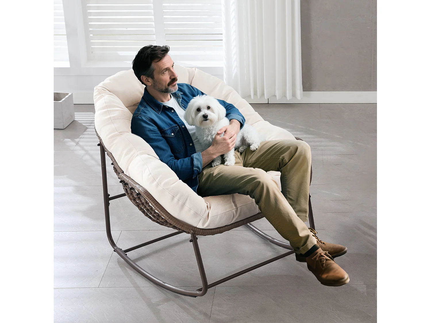 Lot de 2 Fauteuils à Bascule en Rotin Naturel – Forme Œuf et Coussins Blanc Crème – Confortable pour Salon, Véranda ou Chambre