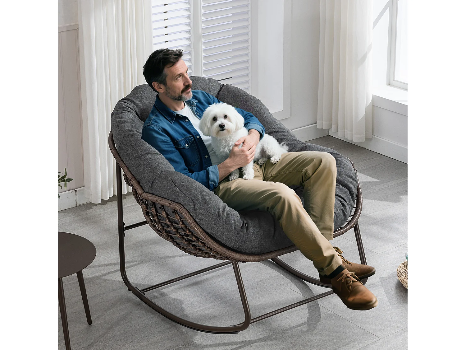 Lot de 2 Fauteuils à Bascule en Rotin Naturel – Forme Œuf et Coussins Gris – Confortable pour Salon, Véranda ou Chambre