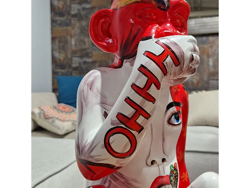 Statue singe main sur la bouche et dessins pop art H39 cm - RAFIKI