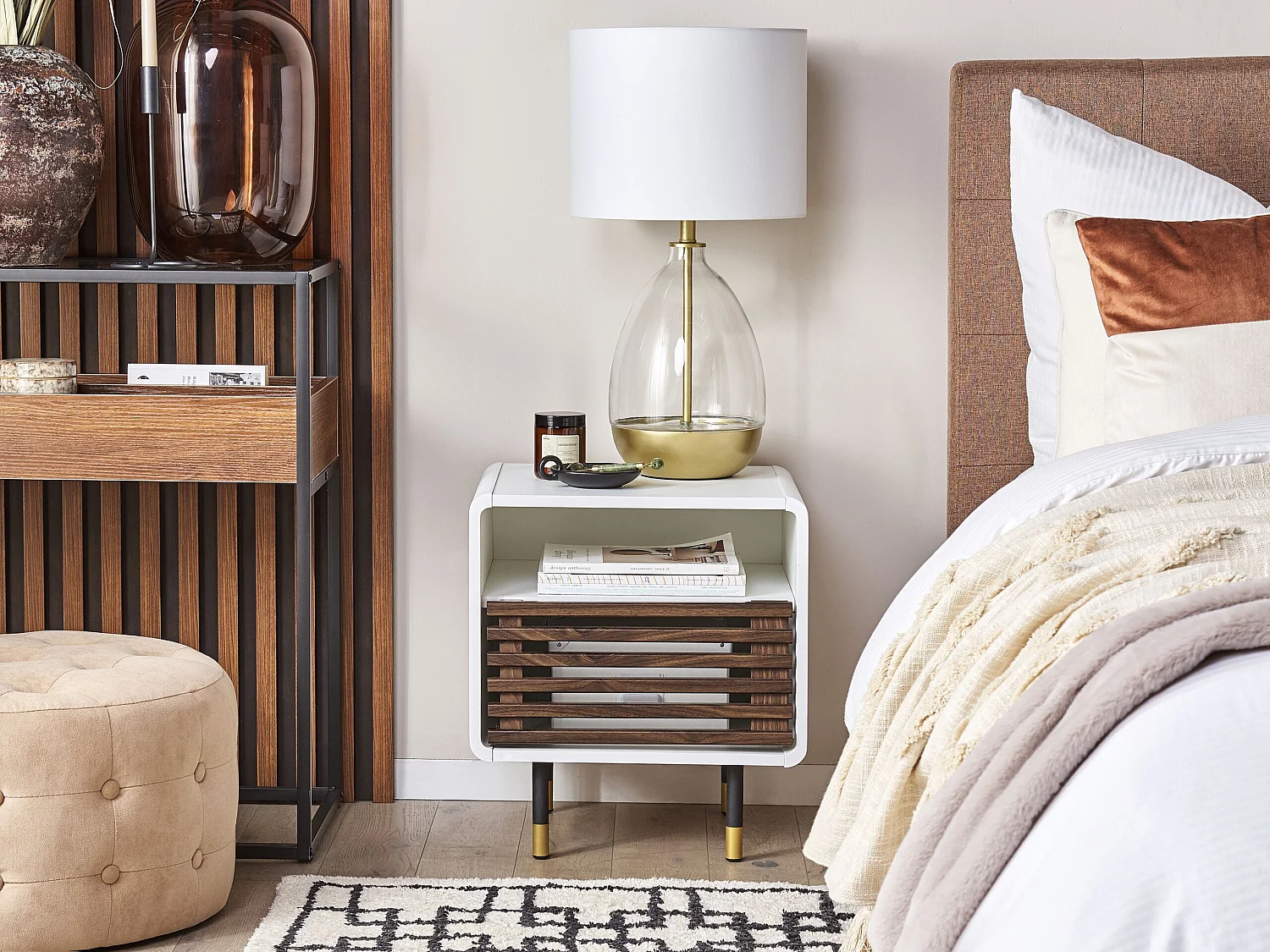 Nachttisch in Weiß mit Tür in dunkler Holzfarbton im Retro Stil Rifle