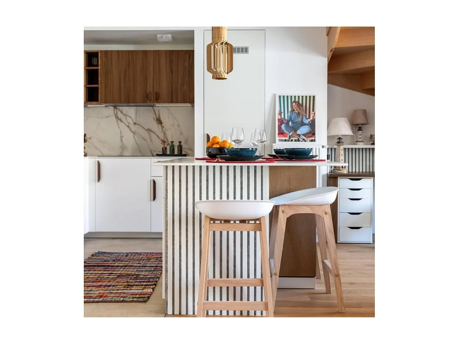 Conjunto de taburetes de bar RIVA de roble de 75 cm con asiento de plástico