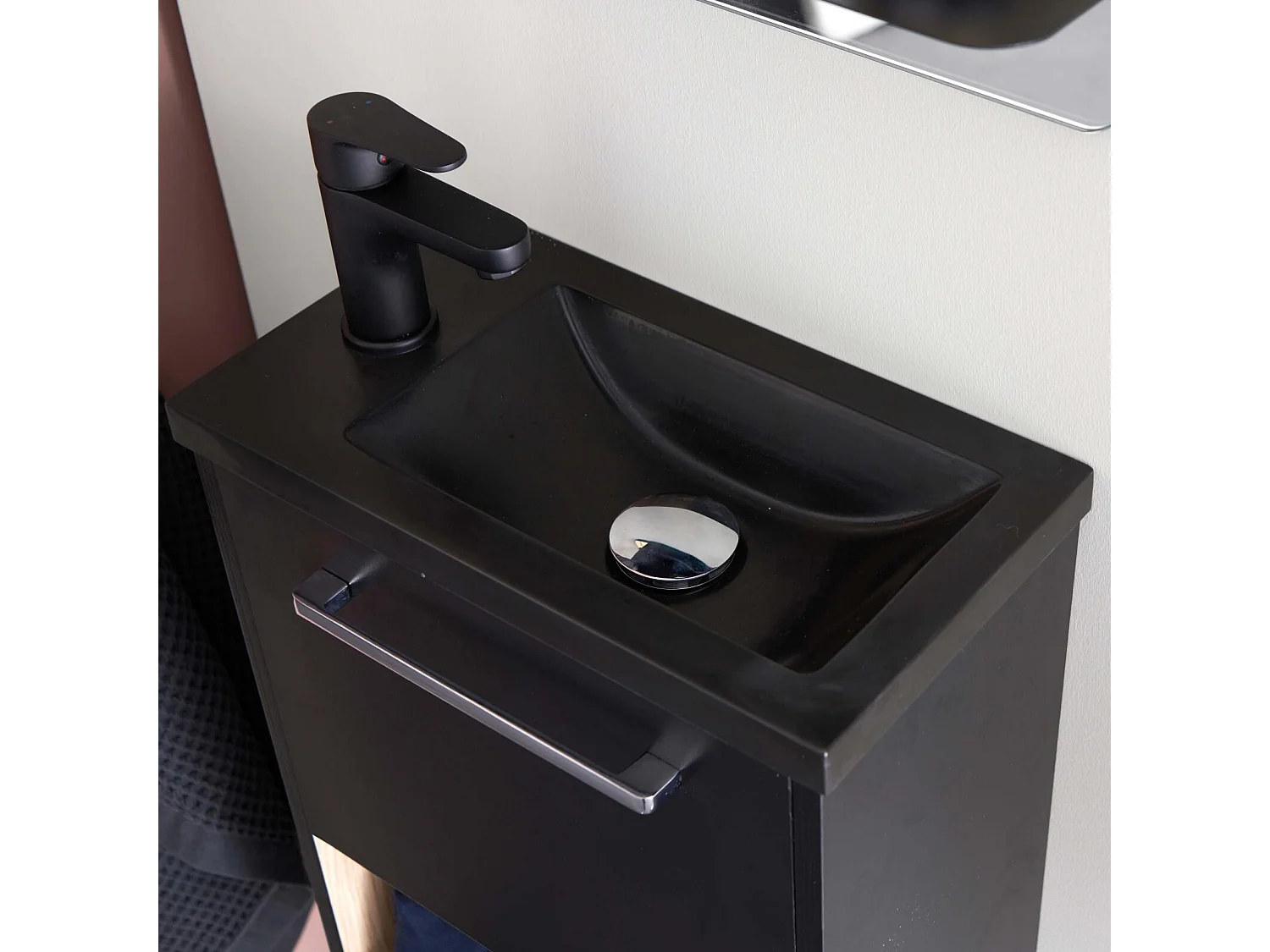 Conjunto de lavabo NIKA con nicho, grifería y repisa de espejo