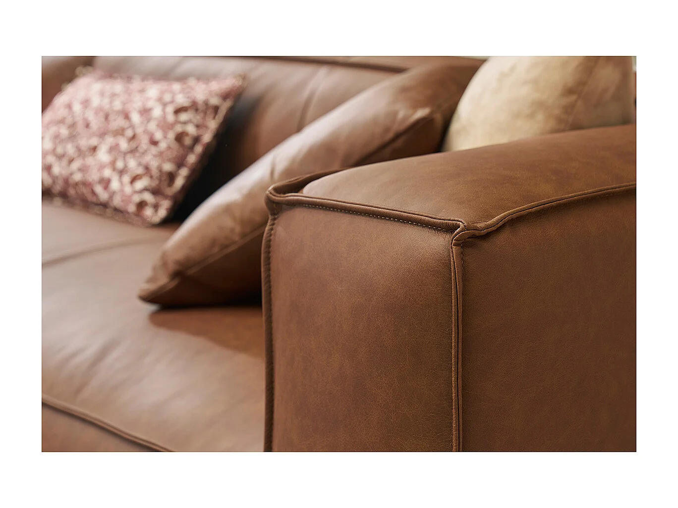 Canapé d'angle gauche vintage 4-5 places en cuir marron et bois noir COBAIN