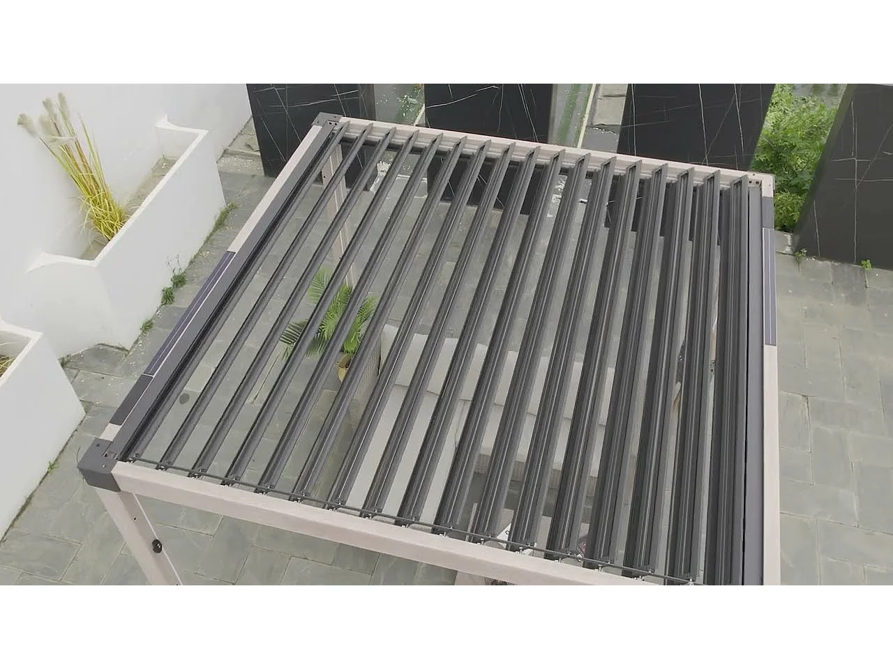 Pergola à lames avec éclairage LED solaire et toit réglable en similibois Matterhorn 306 cm x 306 cm