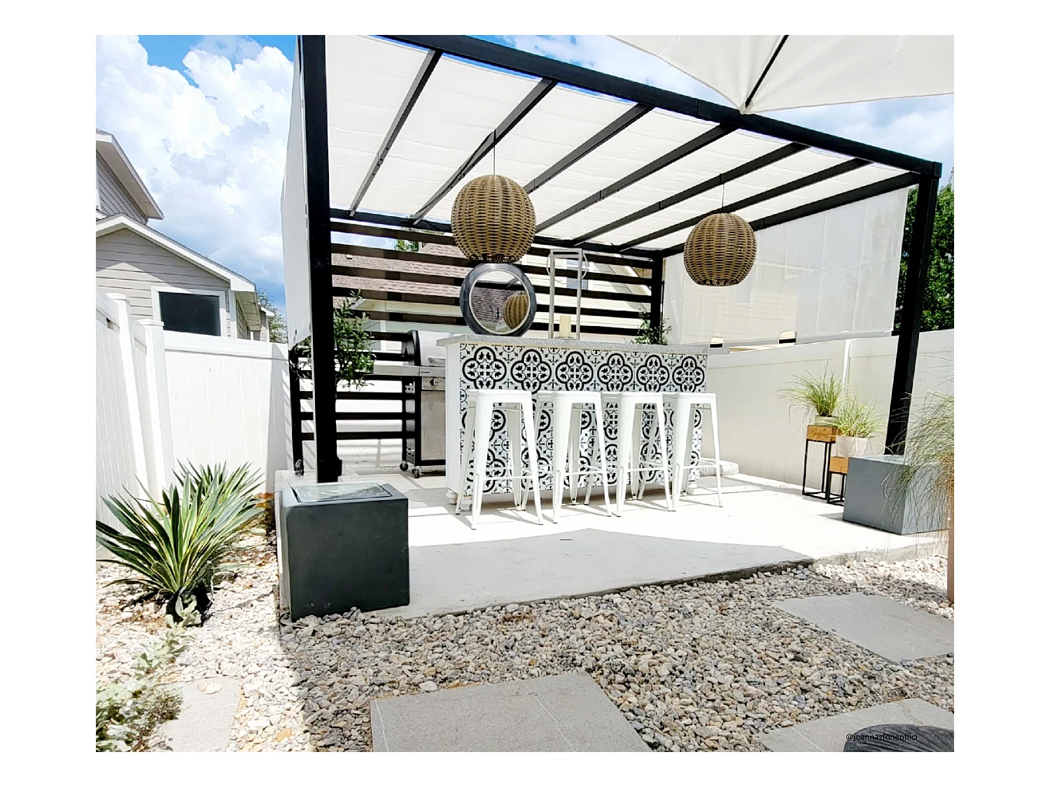 Kit pergola en acier avec auvent réglable blanc et mur d'intimité OETA 304 cm x 372 cm