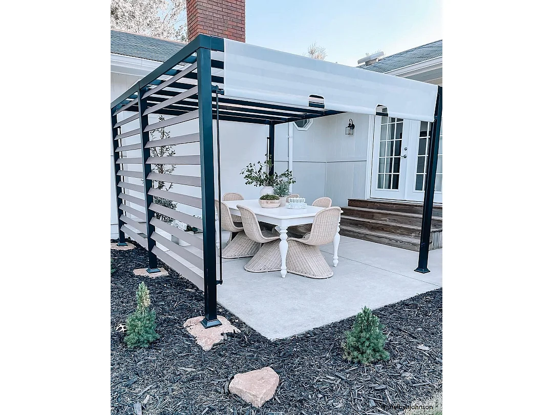 Kit pergola en acier avec auvent réglable blanc et mur d'intimité OETA 304 cm x 372 cm