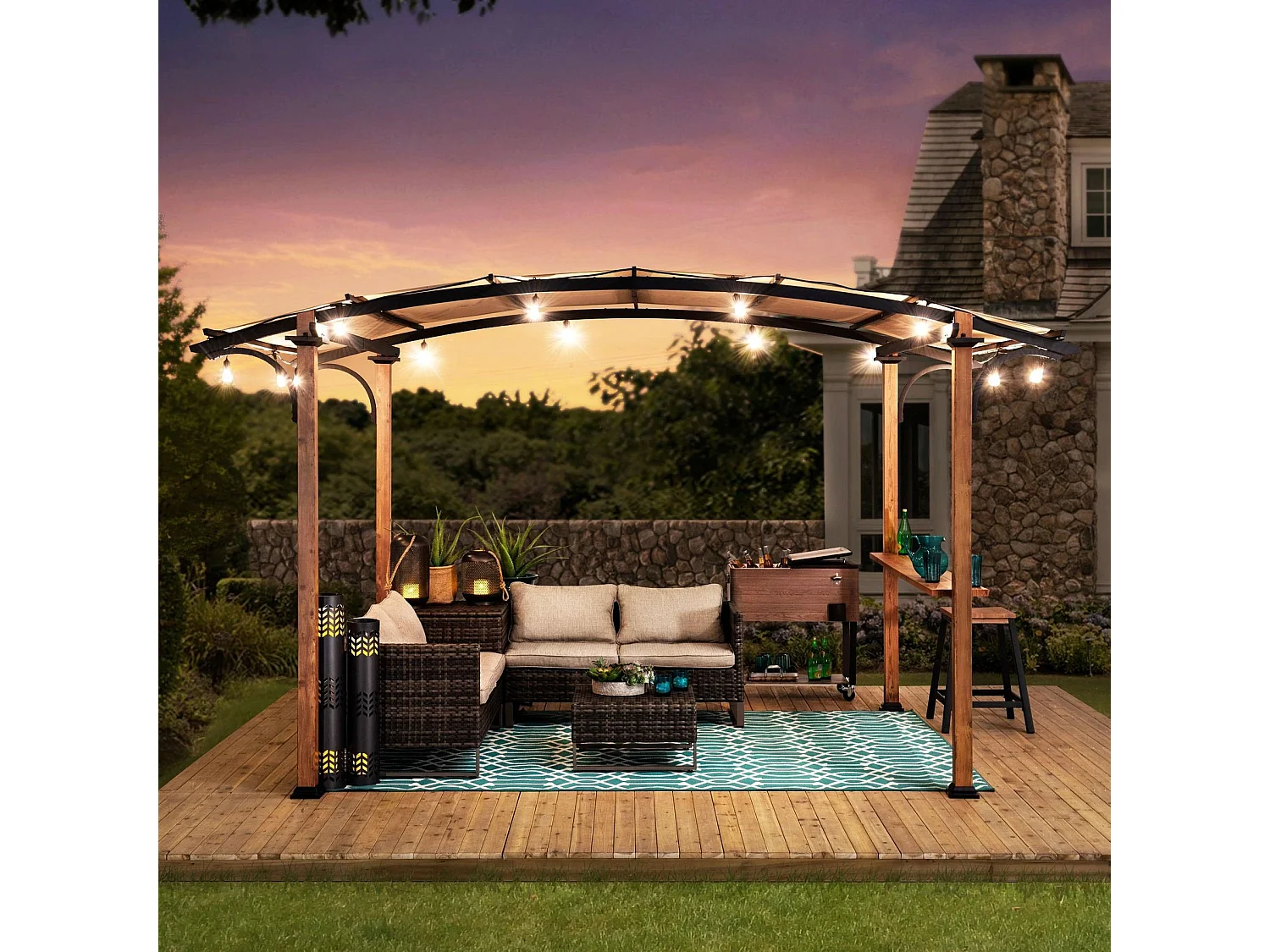 Pergola arquée en acier avec finition aspect bois naturel et abat-jour beige SKUTA 259 cm x 406 cm