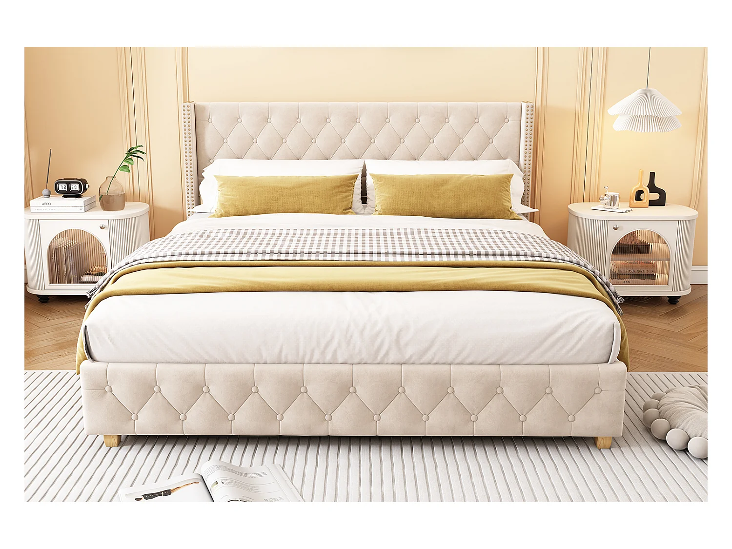 Lit rembourré 180×200 cm avec sommier à lattes et tête de lit, capitonnage, clous décoratifs, pieds en bois, velours, beige clair