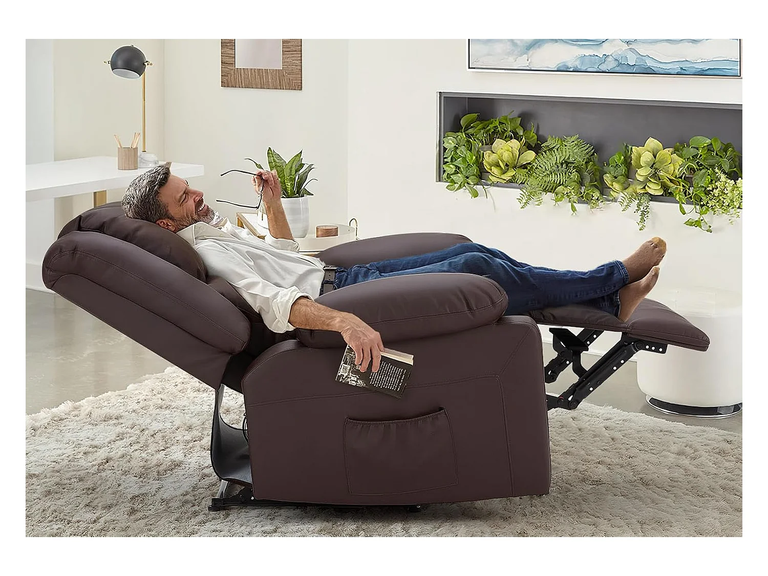 YODOLLA Relaxsessel mit Liegefunktion, ergonomischer Fernsehsessel bis 150kg belastbar, aus Kunstleder mit manueller Steuerung, Seitentaschen & Fußteil, Braun