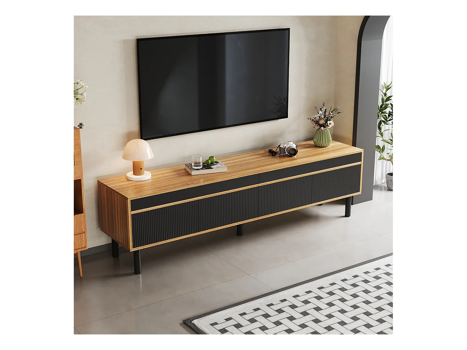 Mueble de TV de 4 puertas con patas de madera maciza para salón y dormitorio, 170 x 38 x 47 cm, color negro y natural.