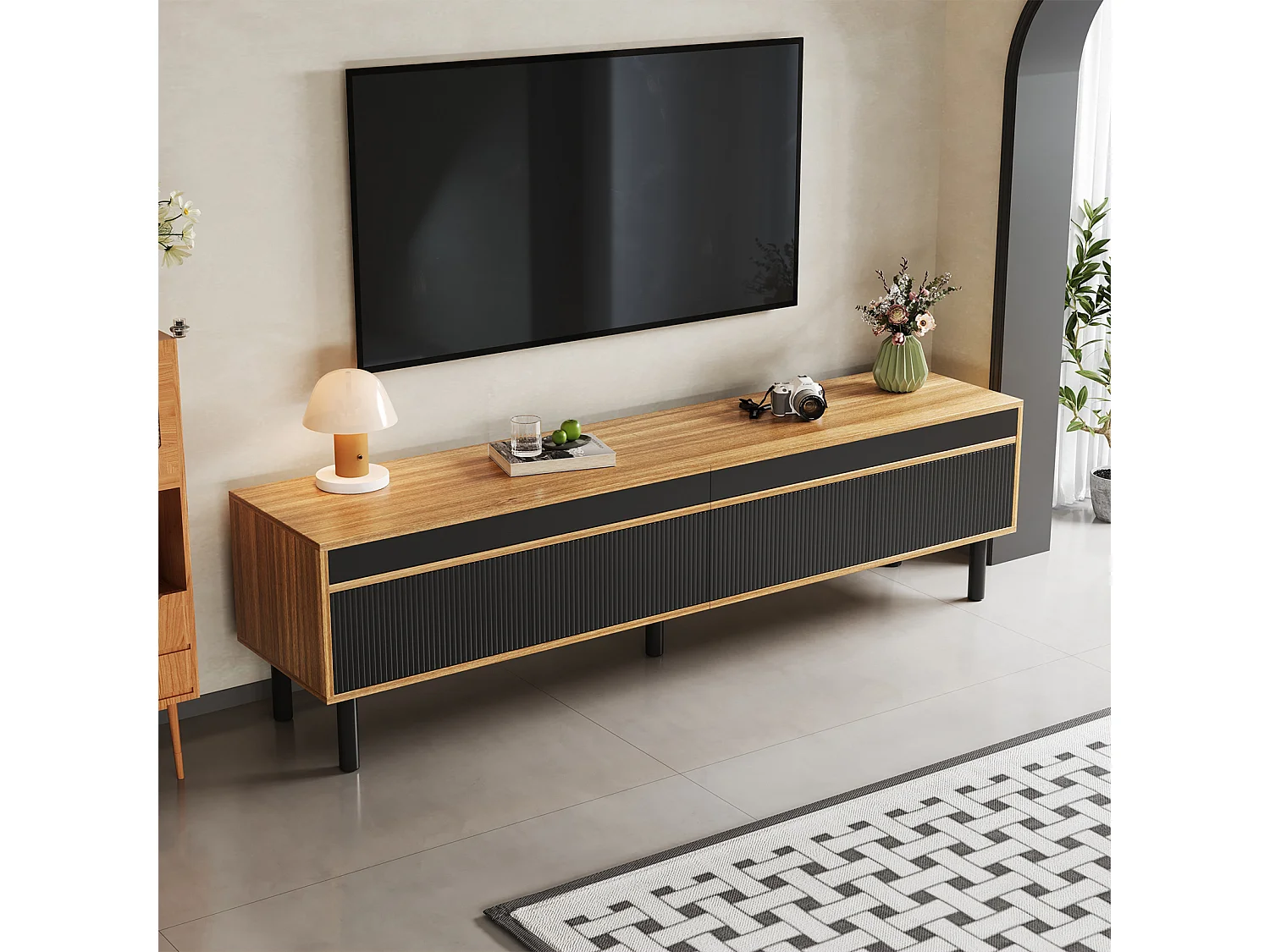 Mueble de TV de 4 puertas con patas de madera maciza para salón y dormitorio, 170 x 38 x 47 cm, color negro y natural.