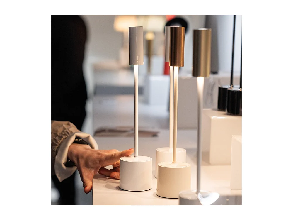 Zafferano - Lampe de table tactile LED rechargeable Carolina à intensité variable - Noir brillant et laiton brossé