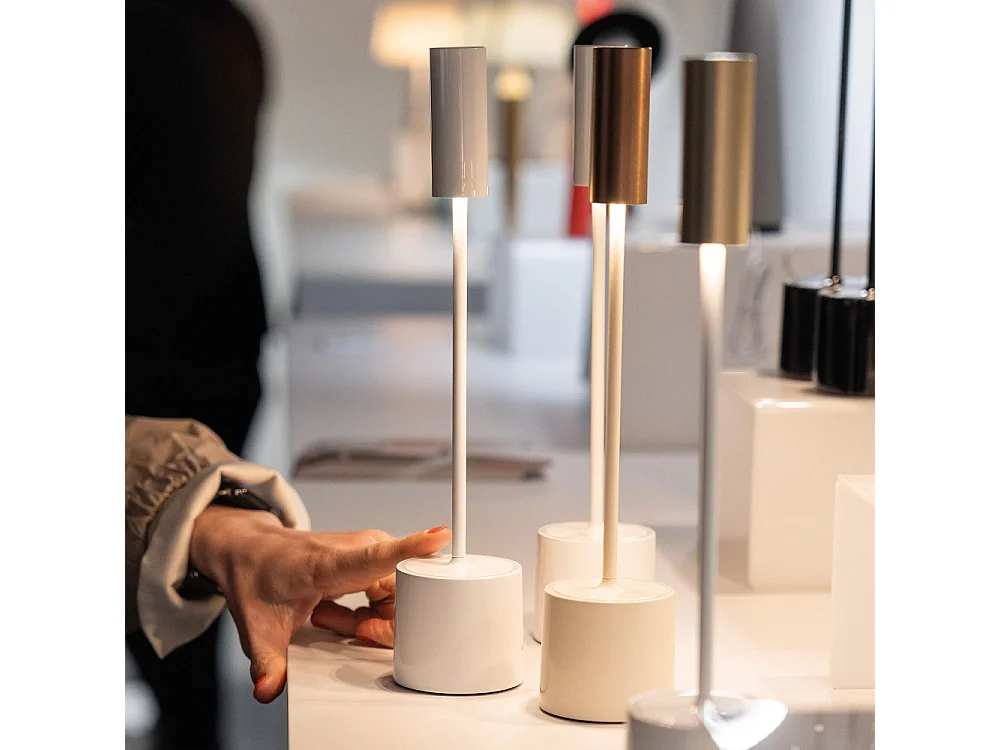 Zafferano - Carolina LED genopladelig dæmpbar touch-bordlampe - blank sort og børstet messing