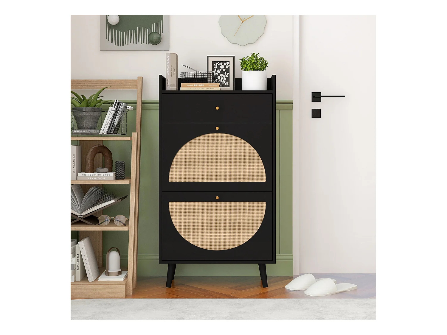 Zapatero con dos puertas y un cajón en negro, imitación ratán, 60 cm, sin panel trasero, ideal para pasillos y zonas similares.