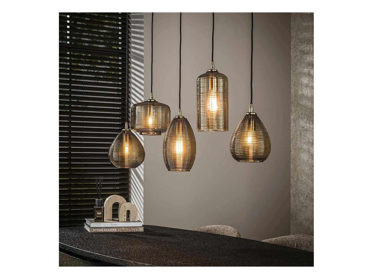 Suspension de table en verre brun 5 lampes striées NOVA