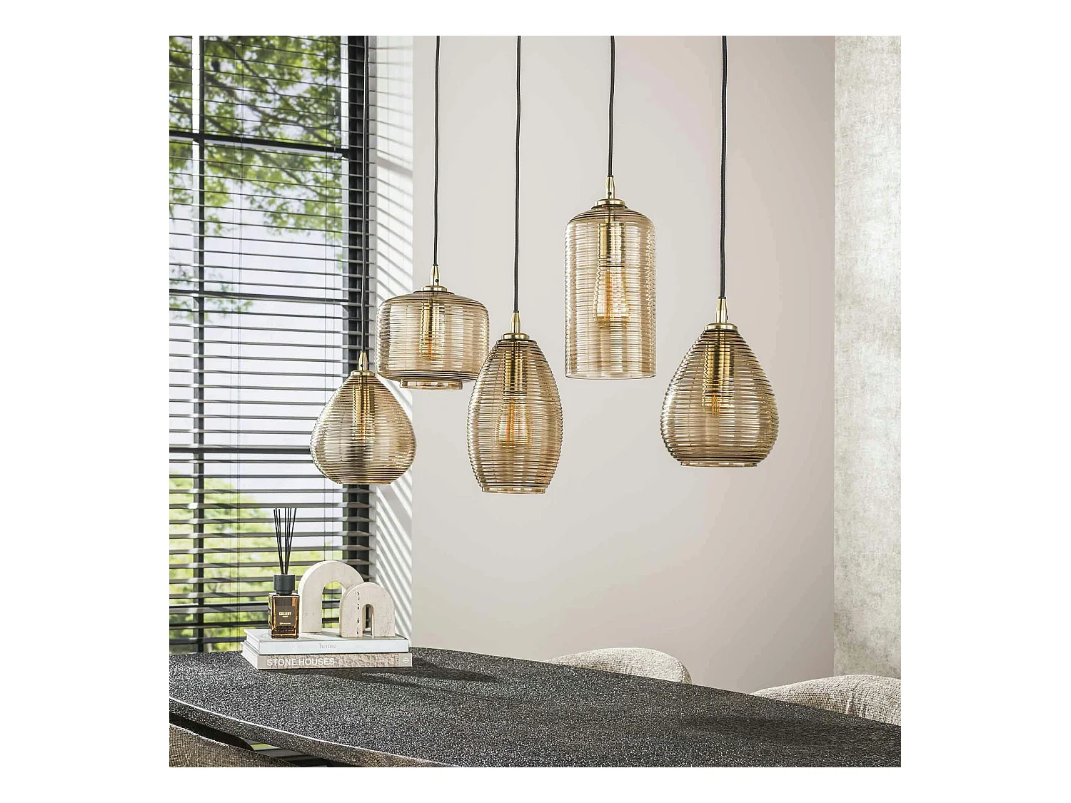 Suspension de table en verre brun 5 lampes striées NOVA