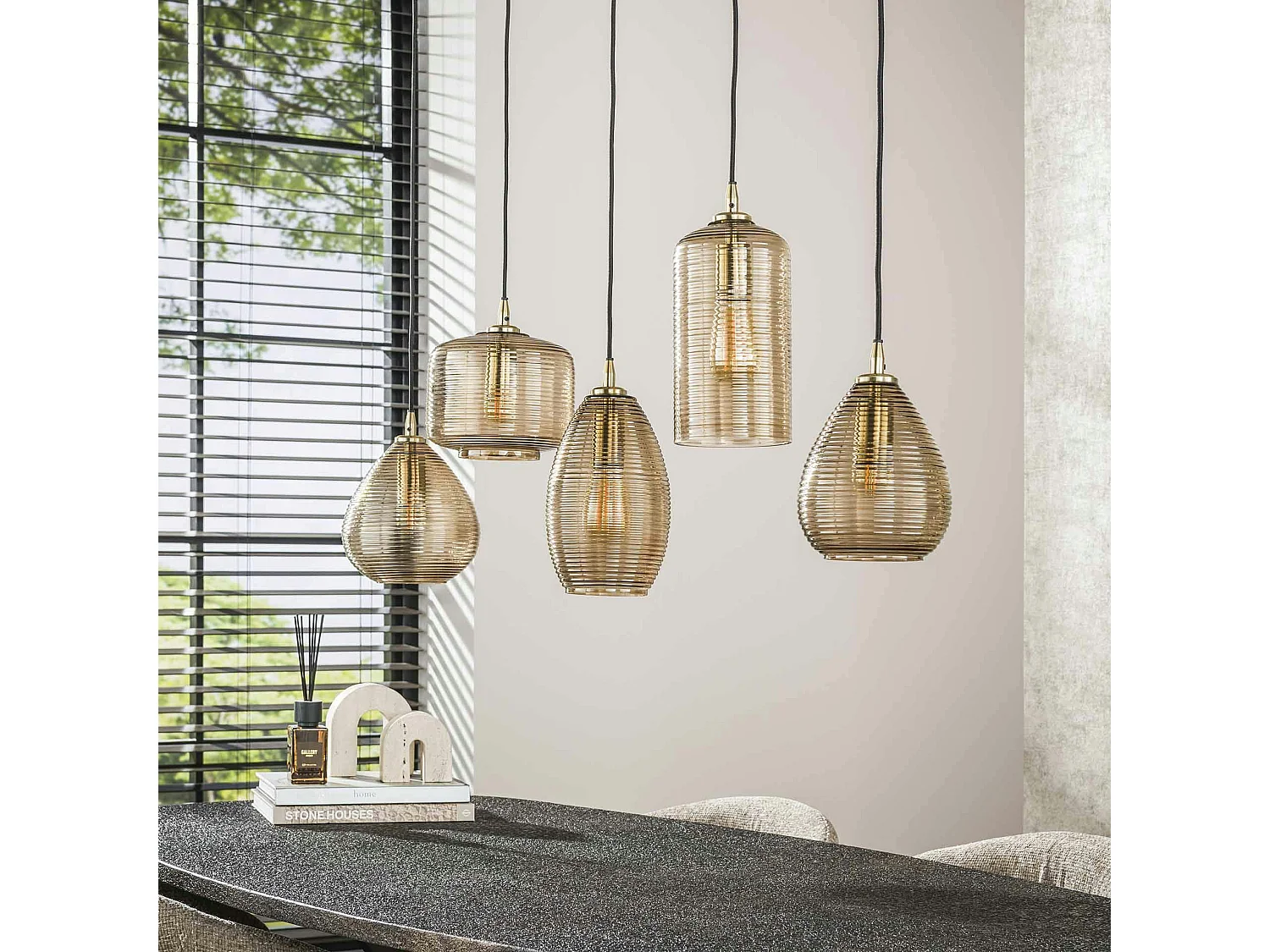Suspension de table en verre brun 5 lampes striées NOVA