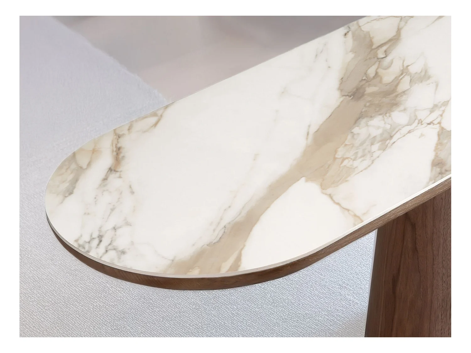 Ovaler halbrunder Konsolentisch aus Porzellanmarmor und Nussbaum