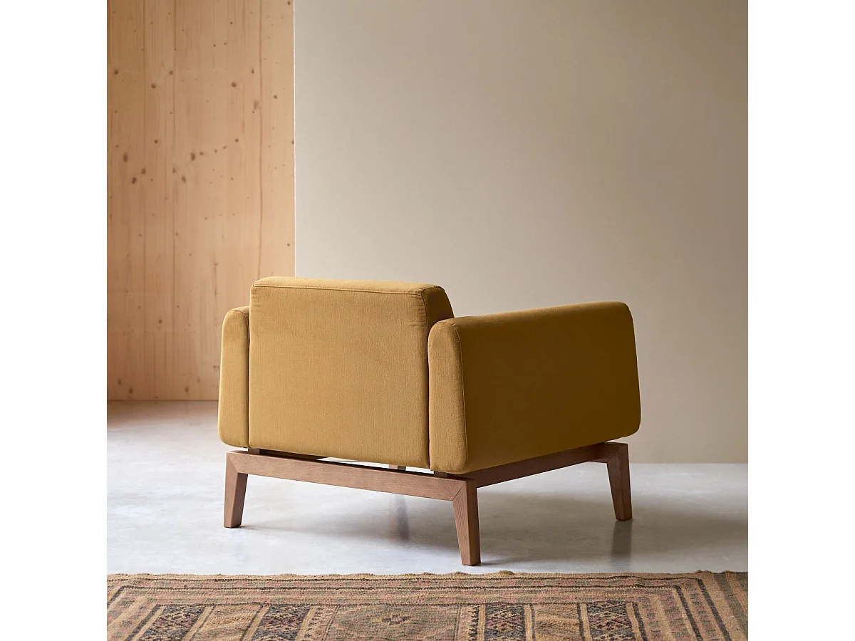 Sessel Bjorn mit massivem Eichenholzrahmen und senffarbenem Stoffbezug ,1-Sitz
