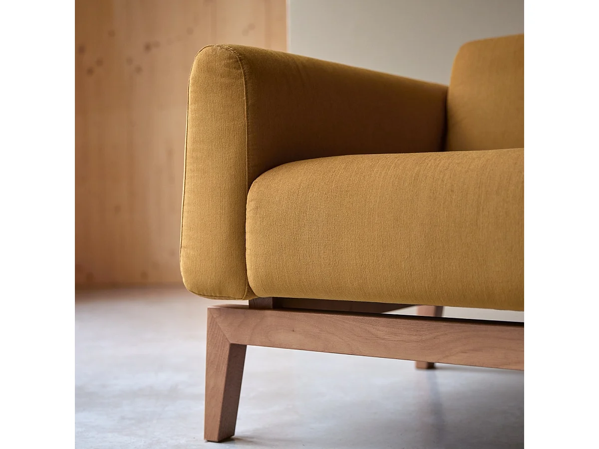 Sessel Bjorn mit massivem Eichenholzrahmen und senffarbenem Stoffbezug ,1-Sitz