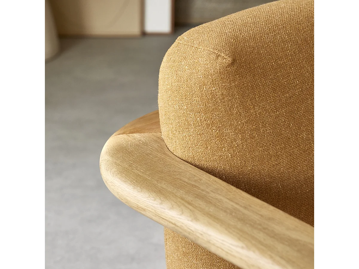 Poltrona in legno di rovere massello e tessuto cammello Tino