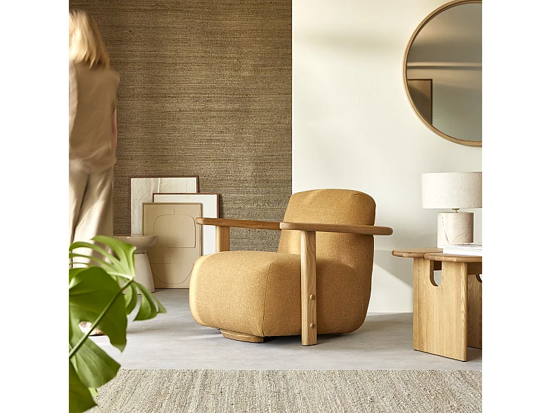 Poltrona in legno di rovere massello e tessuto cammello Tino