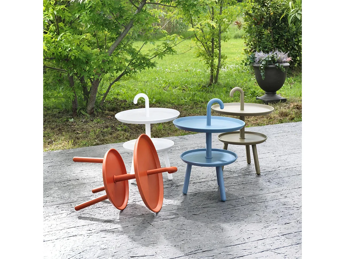 Niedriger Outdoor-Beistelltisch aus Polypropylen mit zwei Ablagen Hook