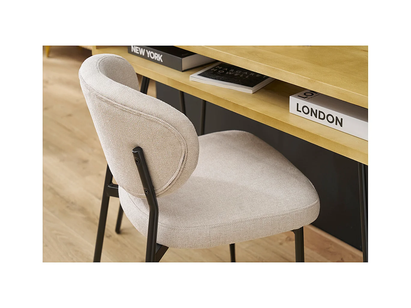 Stühle aus beigem samttexturiertem Stoff und schwarzem Metall (Set von 2) BREKA