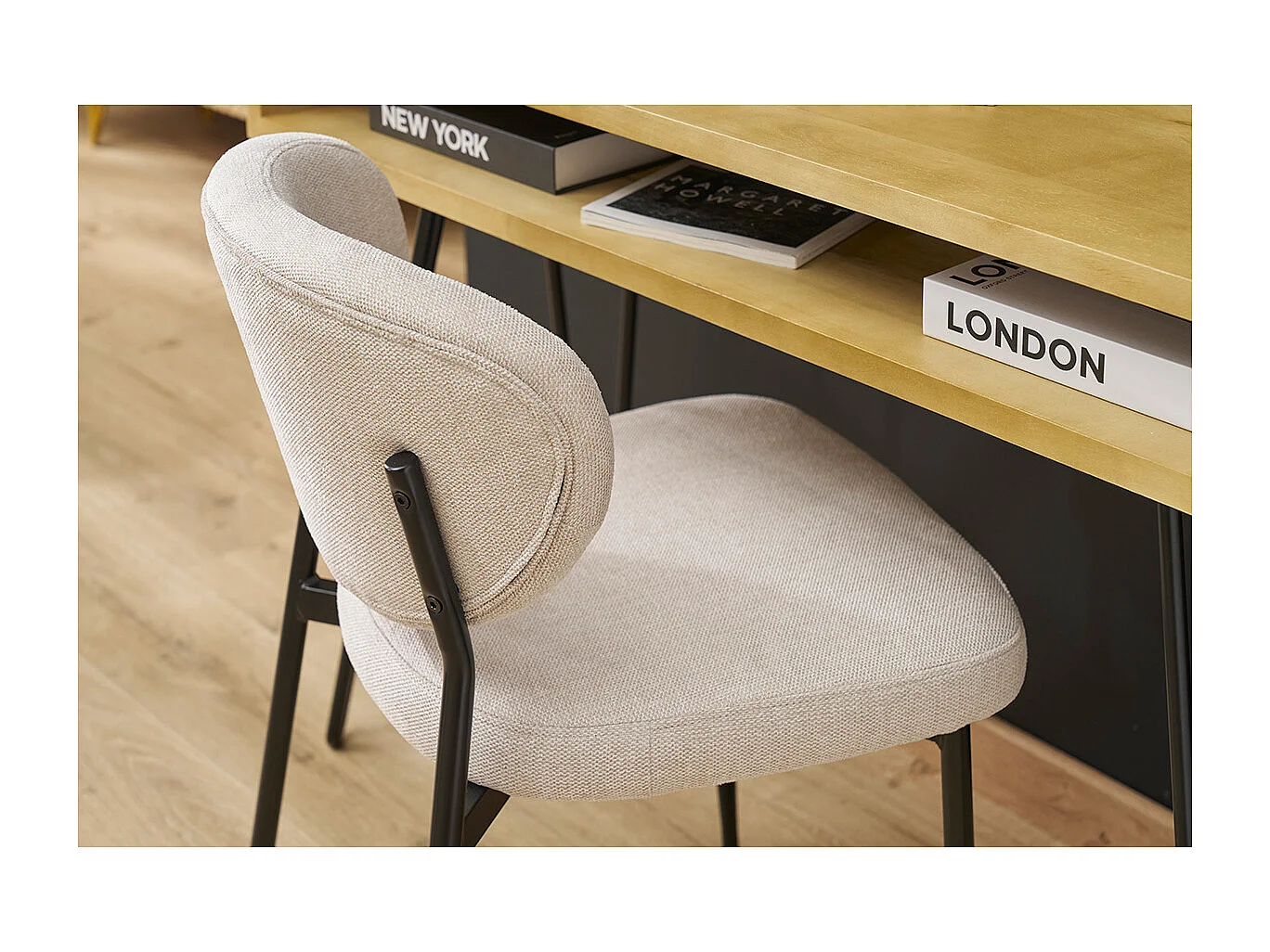 Stühle aus beigem samttexturiertem Stoff und schwarzem Metall (Set von 2) BREKA