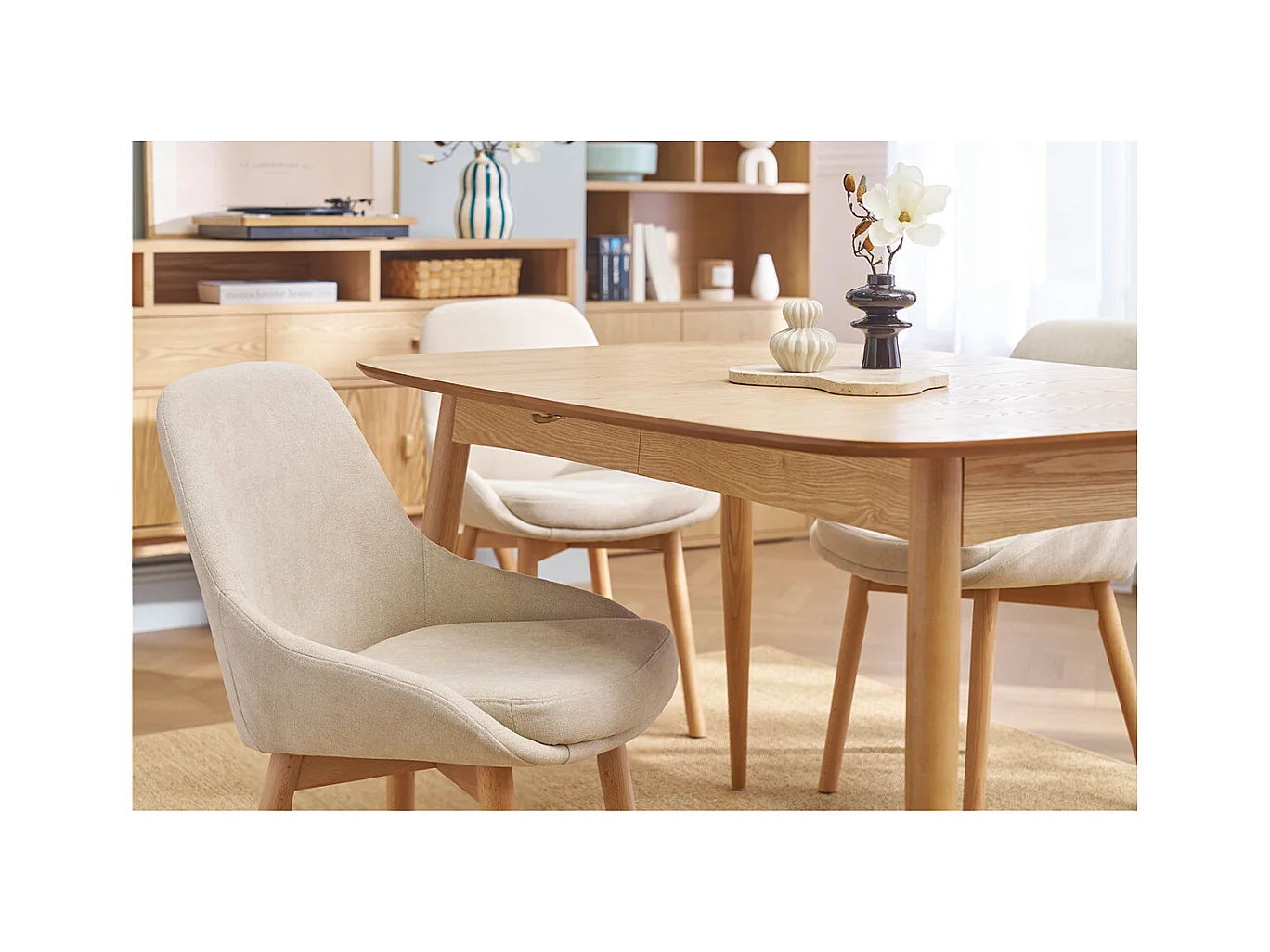 Chaises scandinaves en tissu effet velours beige et bois clair massif (lot de 2) HOLO