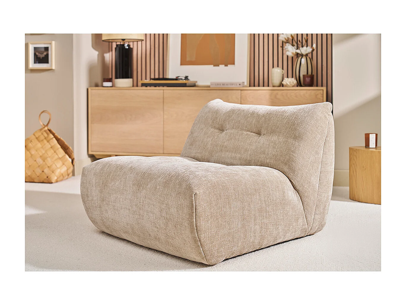Sillón lounge de tela efecto terciopelo texturizado en color topo BUMPY