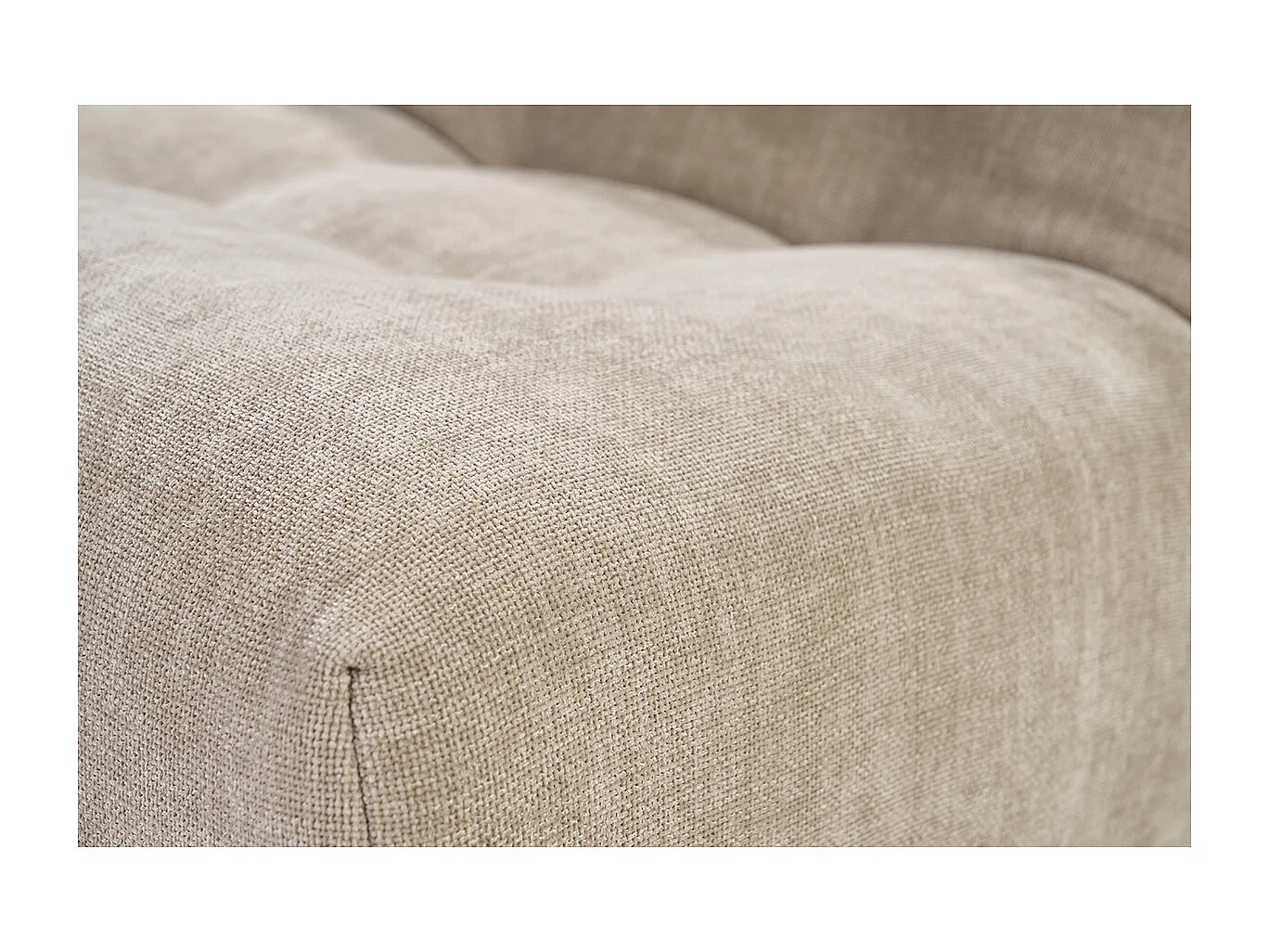 Sillón lounge de tela efecto terciopelo texturizado en color topo BUMPY