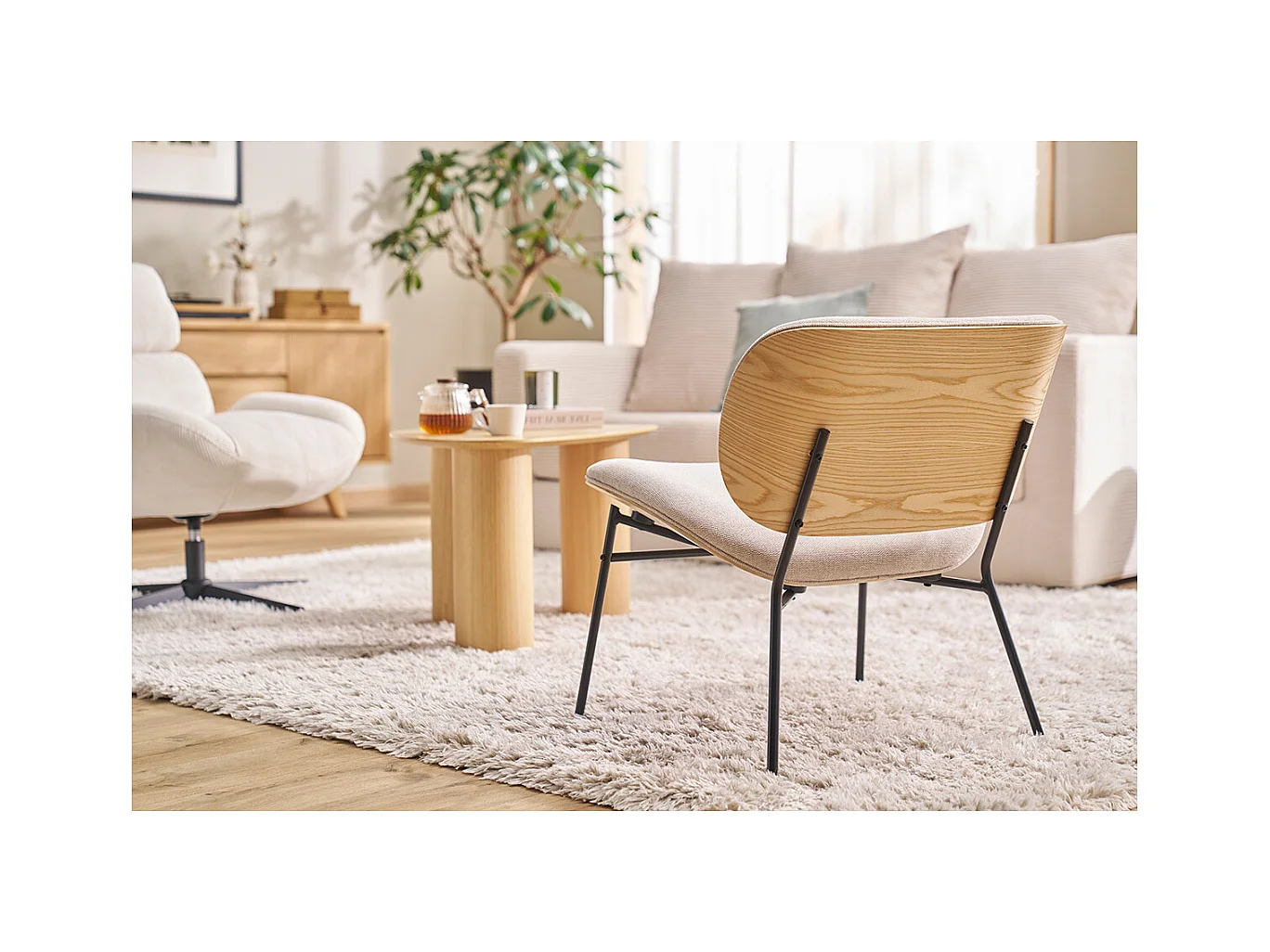 Fauteuil en tissu effet velours texturé beige et métal noir SHELBY