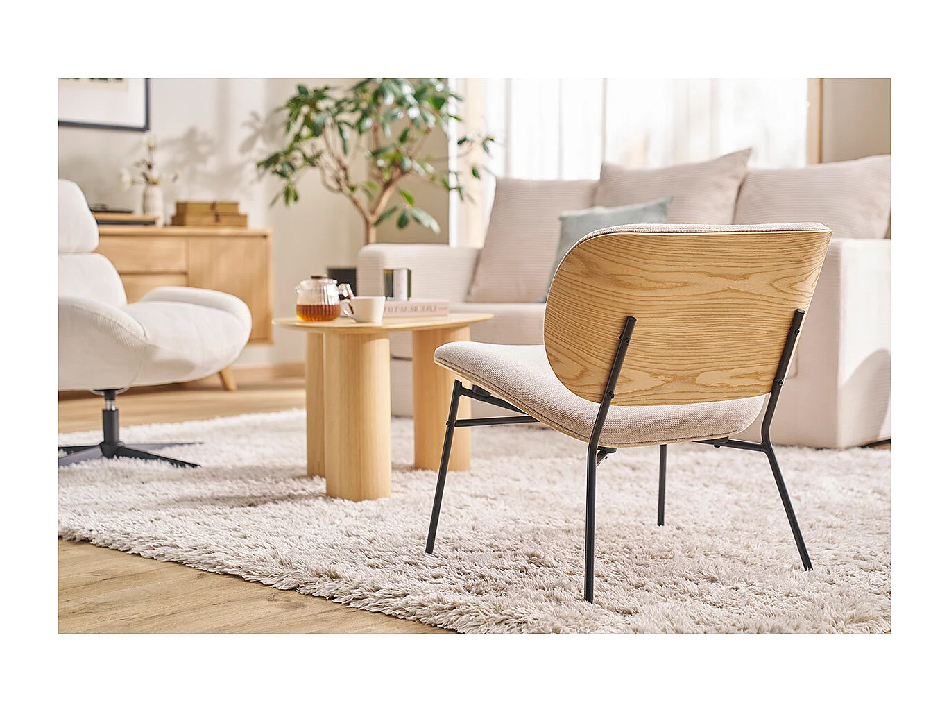 Fauteuil en tissu effet velours texturé beige et métal noir SHELBY