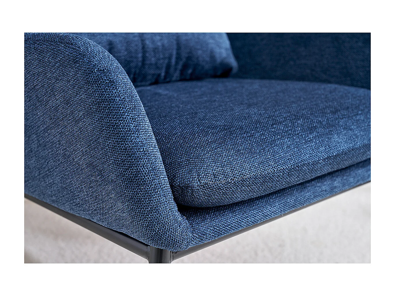 Fauteuil design en tissu effet velours texturé bleu foncé et métal noir MAXINE